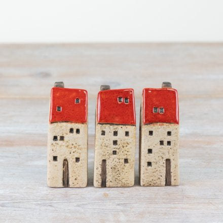 RUSTIC RED HOUSE ORNAMENT